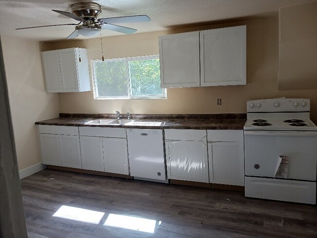 Building Photo - 614 N Oak St