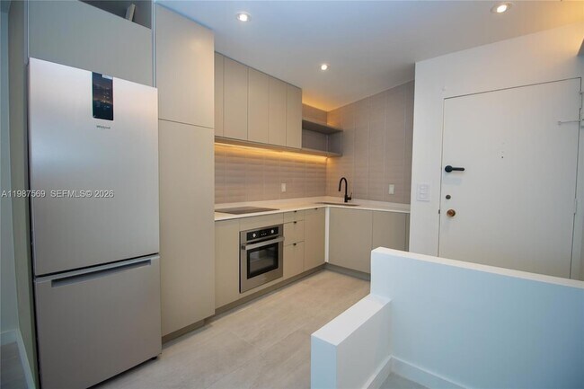 Building Photo - 2899 Collins Ave