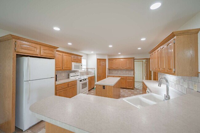 Foto del edificio - 3 - Bedroom 2 - Bath with 2 - Car Garage