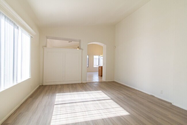 Foto del edificio - Gorgeous 3 bed, 2 bath home located near 87th Ave and Cactus