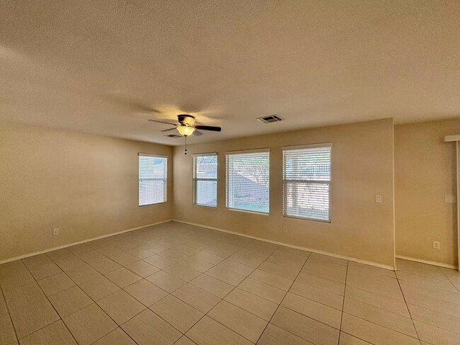 Foto del edificio - Beautiful 4 bedrooms home in desirable Green Valley