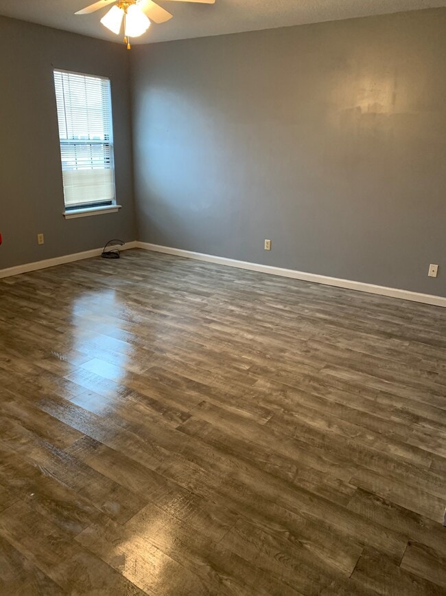 Foto del edificio - 103 Hines Blvd