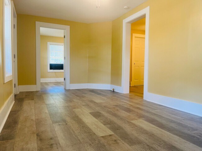 Foto del edificio - Fully renovated, 2 bed, 1 full bath, New L...