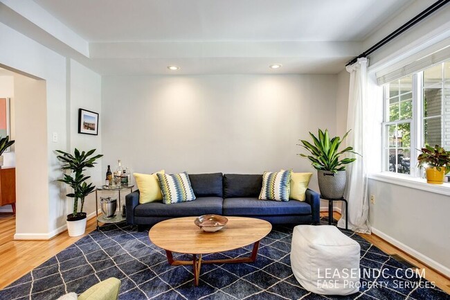 Building Photo - 719 Gallatin St NW