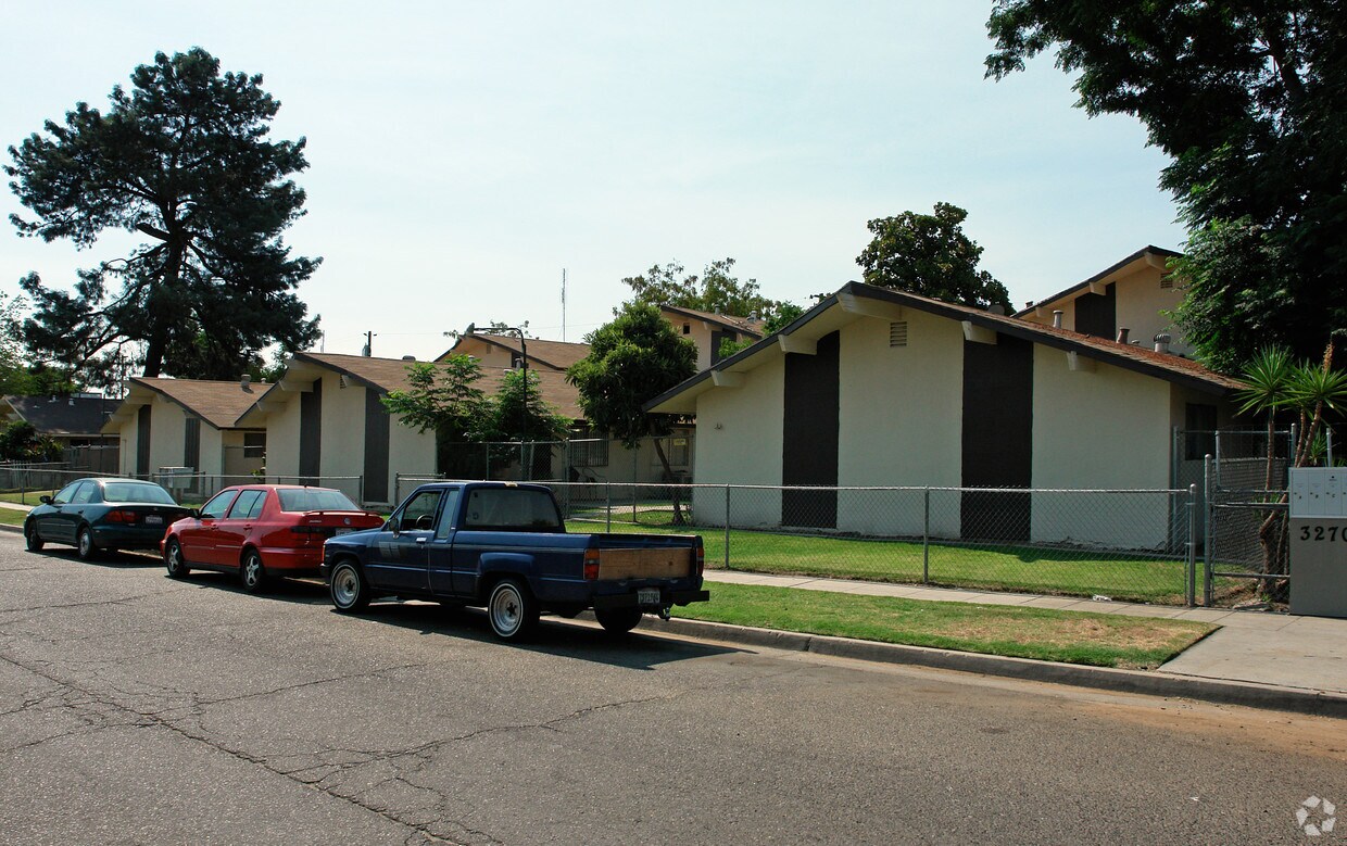 Building Photo - 3292 E Clay Ave
