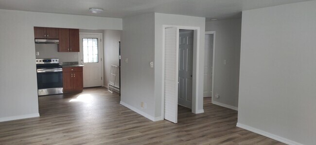 Building Photo - Open Floor Plan Duplex in Quiet Neighborhood!