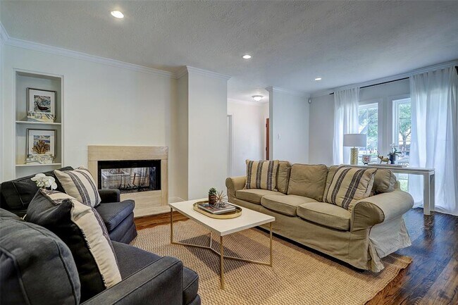 Building Photo - 2722 Sunset Blvd