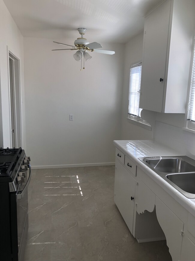 Building Photo - 2412 W Glendon Way