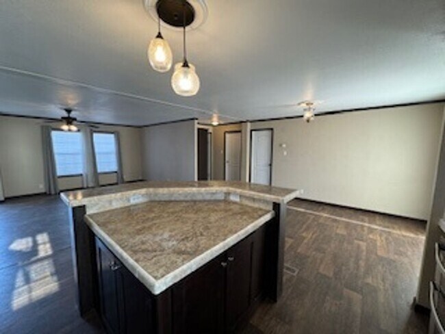 Building Photo - 3 bed 2 bath - available now