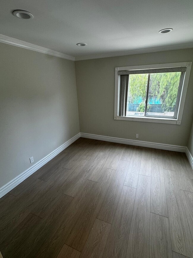 Building Photo - 5460 White Oak Ave