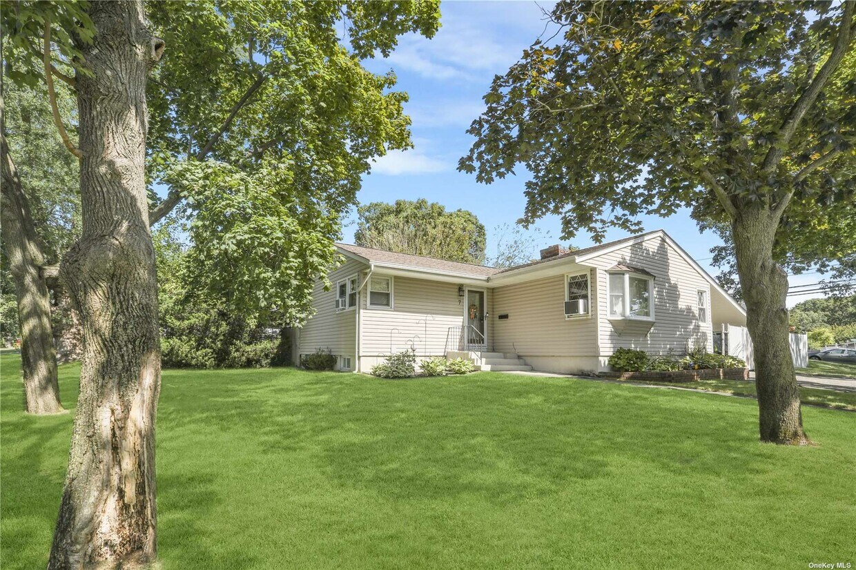 7 Bowdoin Rd, Centereach, NY 11720 Room for Rent in Centereach, NY