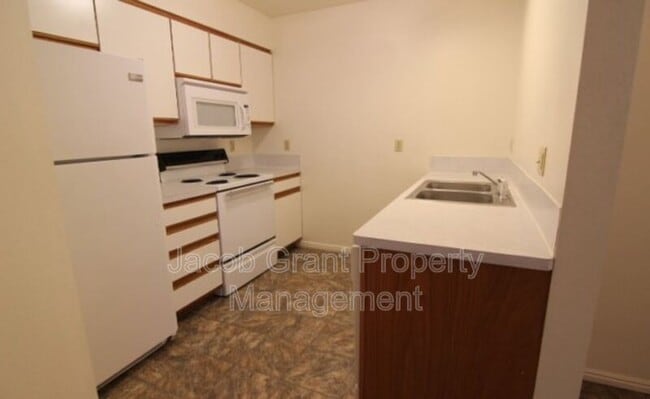 Building Photo - 631 Hoopes Ave