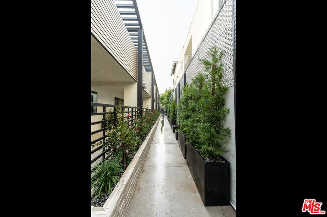 Foto del edificio - 1262 N Sweetzer Ave