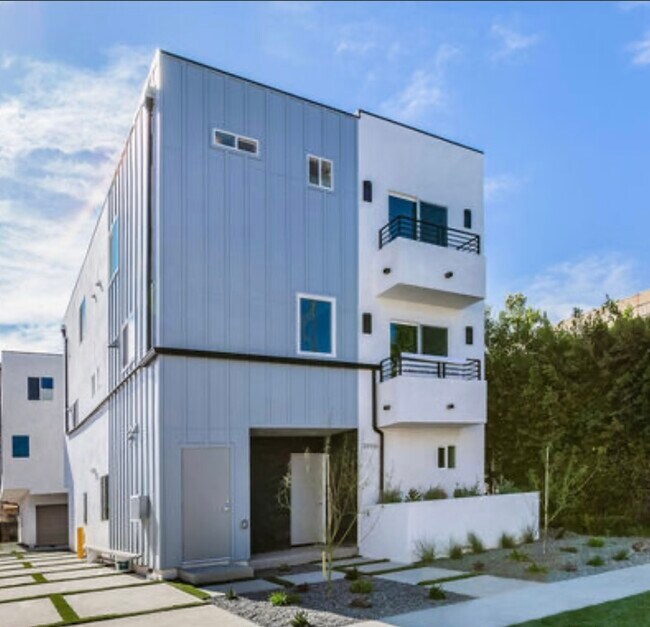 Building Photo - 10916 Hesby St