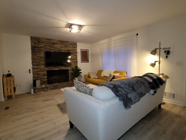 Photo - 4 Bed/2 Bath w/ Huge Basement Minutes from... House