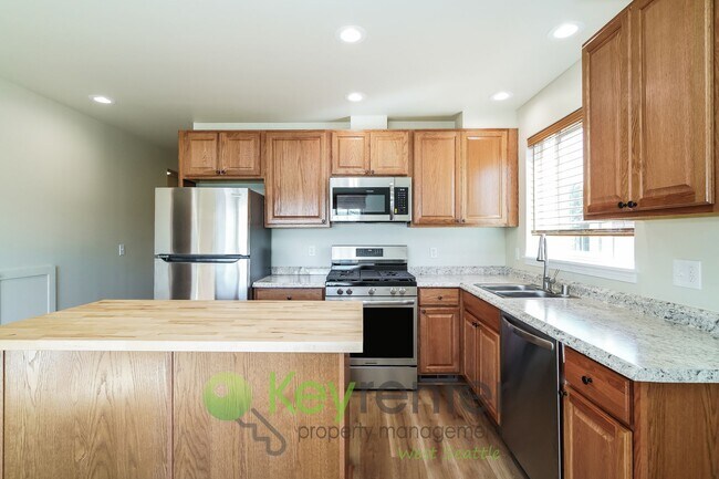 Foto del edificio - Bright 2-Bedroom with Garage, Storage, and...