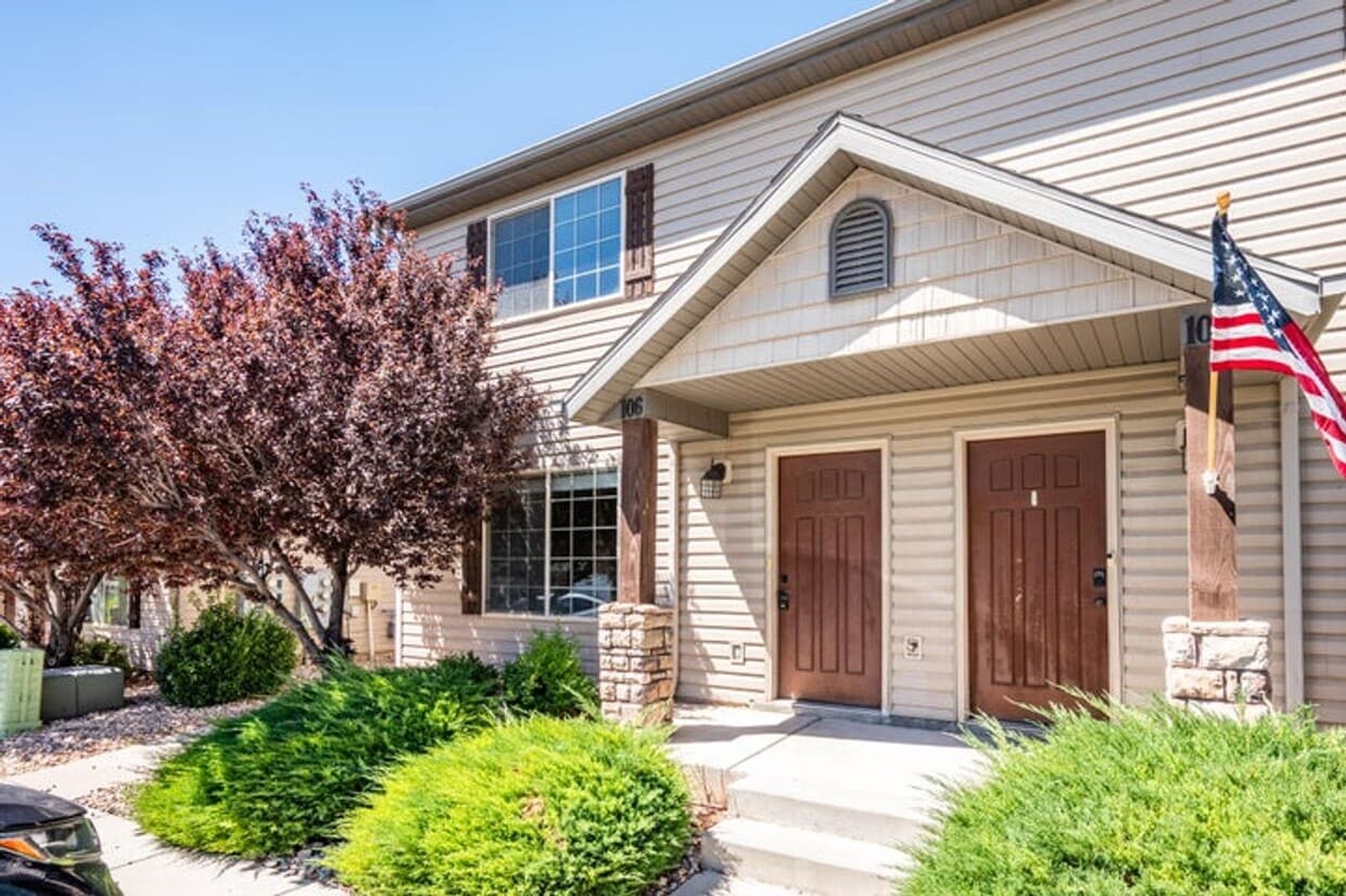 Foto principal - 3 bedroom- 2.5 bath Townhouse