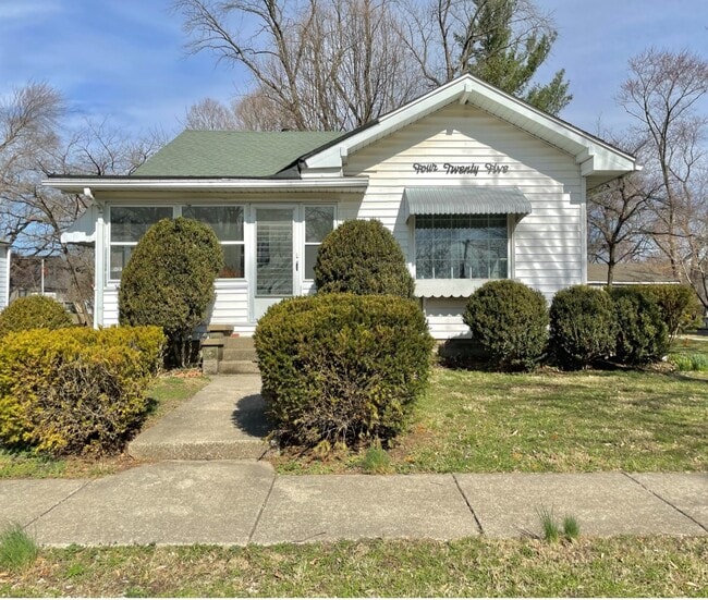 Building Photo - 425 E 5th St