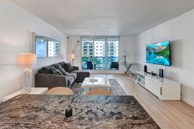 Building Photo - 1 br, 1.5 bath Condo - 2301 Collins Ave
