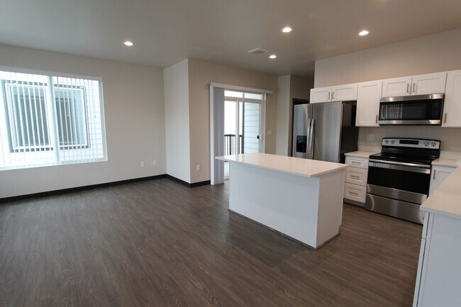 Building Photo - Modern design 3-bed, 2.5 bath duplex avail...