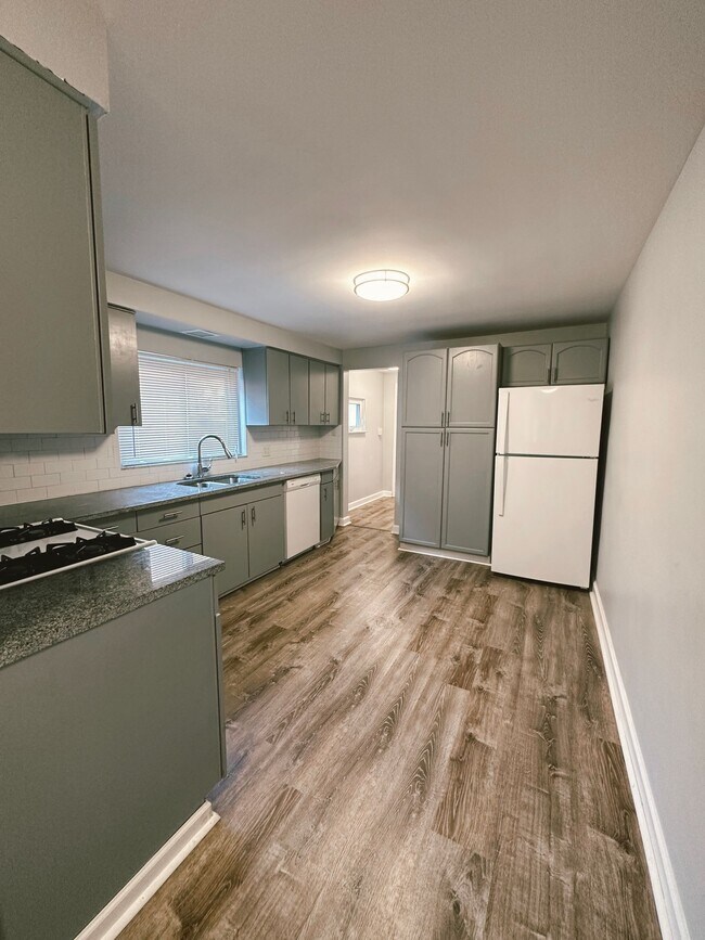 Foto del edificio - NEWLY RENOVATED 2 BEDROOM WITH GARAGE IN THE HEART OF SOUTHSIDE!