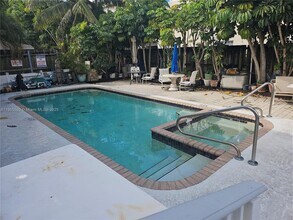 Building Photo - 305 SE 12th Ave