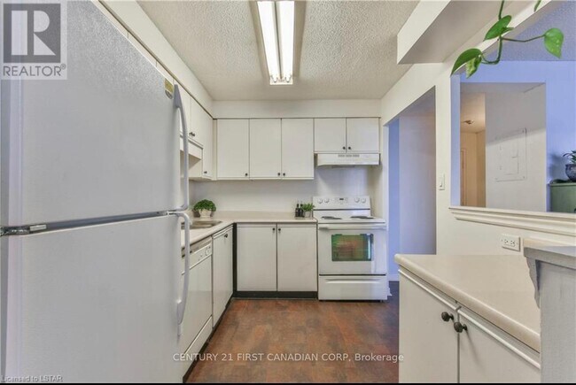 Building Photo - 323 Colborne St