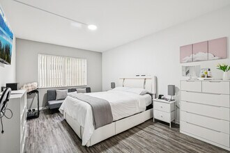 Building Photo - Luna At Hollywood