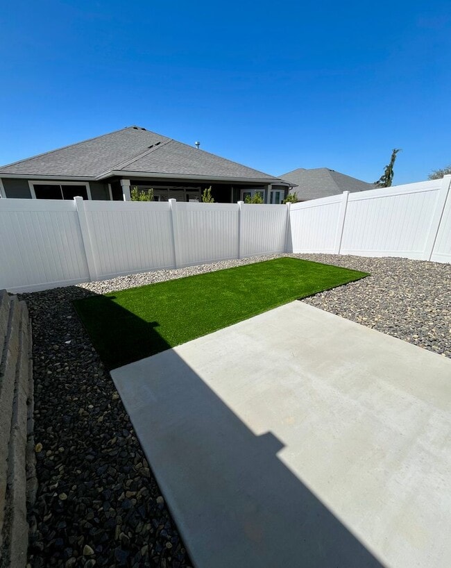 Building Photo - Corner Townhome!