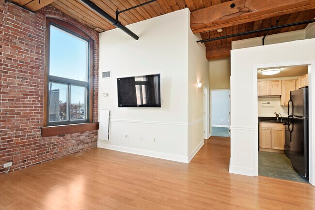 Building Photo - 320 W 2nd St
