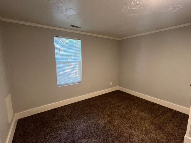 Building Photo - 3 Bedroom!