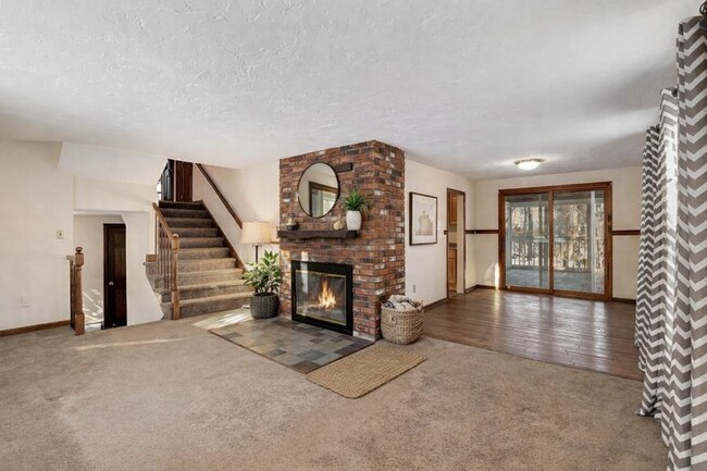 Building Photo - Well maintained, 3 Bedroom single family home in lovely Westford neighborhood.