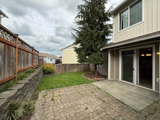 Foto del edificio - 4 Bed 3 Bath Gated Townhome Near Maplewood Golf