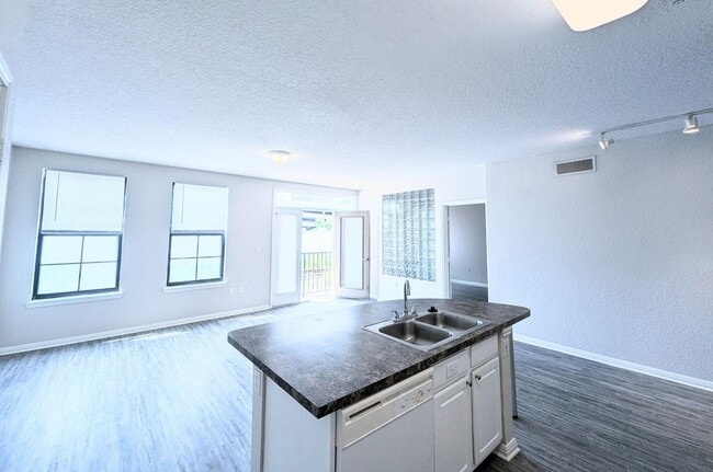 Building Photo - 2x2 Conveniently located. Large open conce...