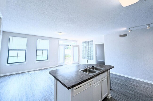 Foto del edificio - 2x2 Conveniently located. Large open conce...