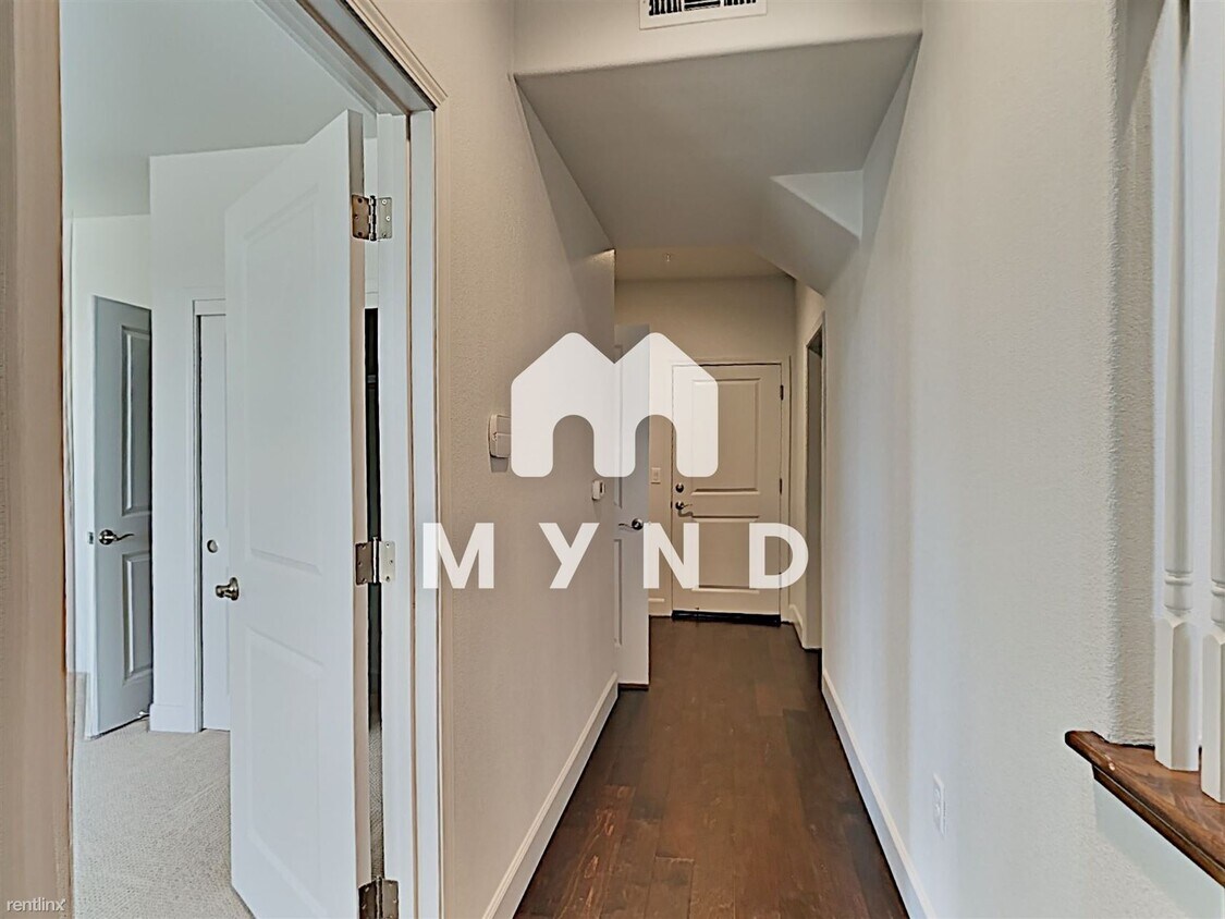 Primary Photo - 4 br, 4.5 bath Townhome - 245 Valencia Ave