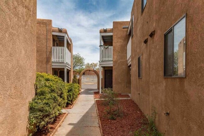 Building Photo - 1402 Maclovia St