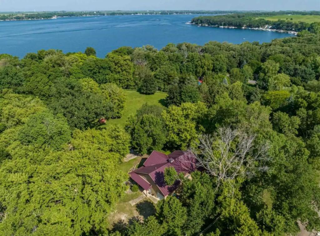Foto principal - 5104 Lake Shore Dr