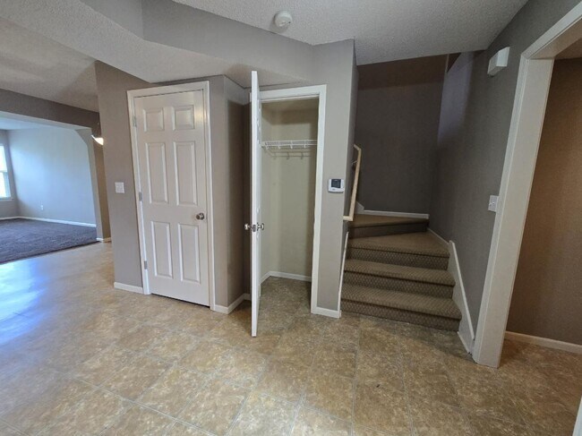 Foto del edificio - 2012 Hickoryleaf Ln