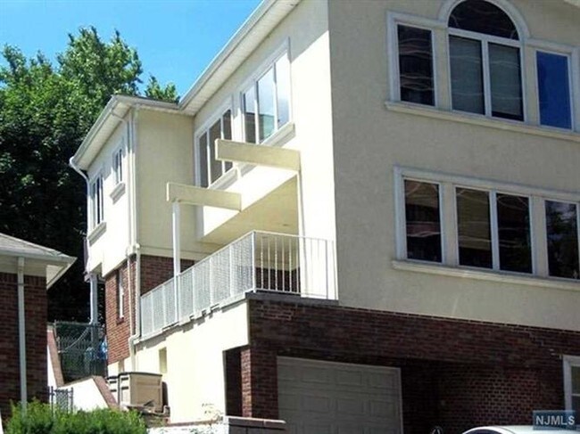 Building Photo - 18 Lafayette Ave