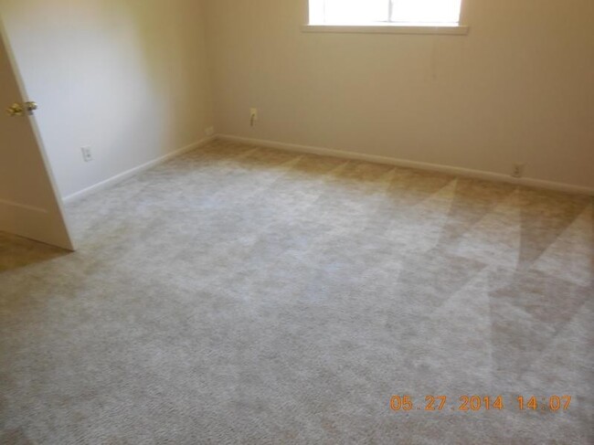 Building Photo - 1 Bedroom Apartment