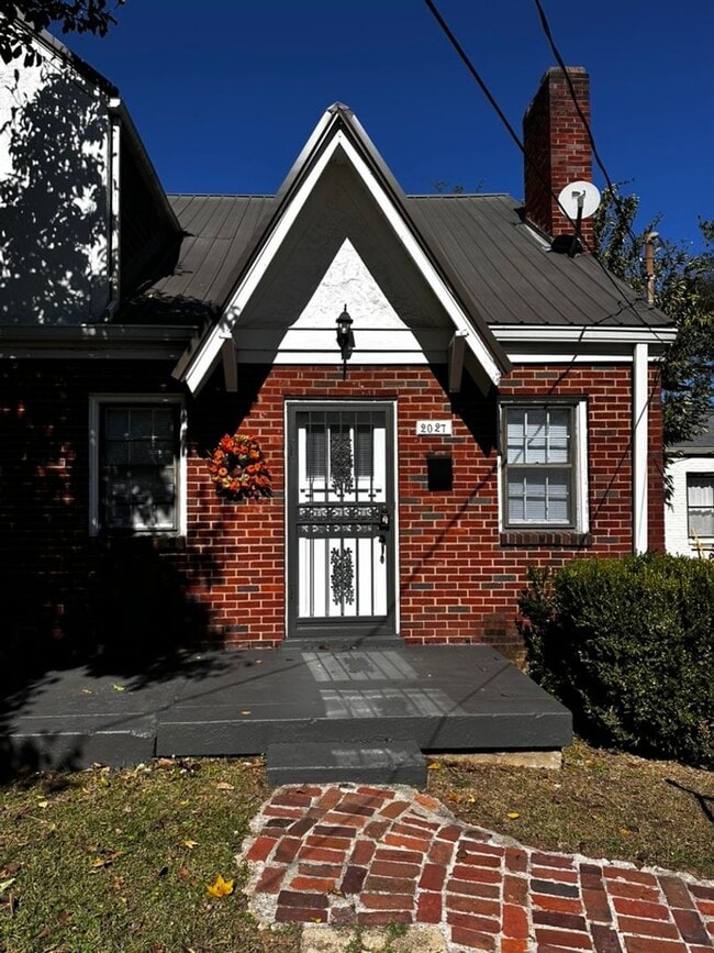 Building Photo - 2027 Benjamin St