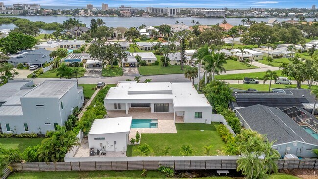 Foto del edificio - 3-Bedroom/ 2-Bath Modern Coastal Retreat w...
