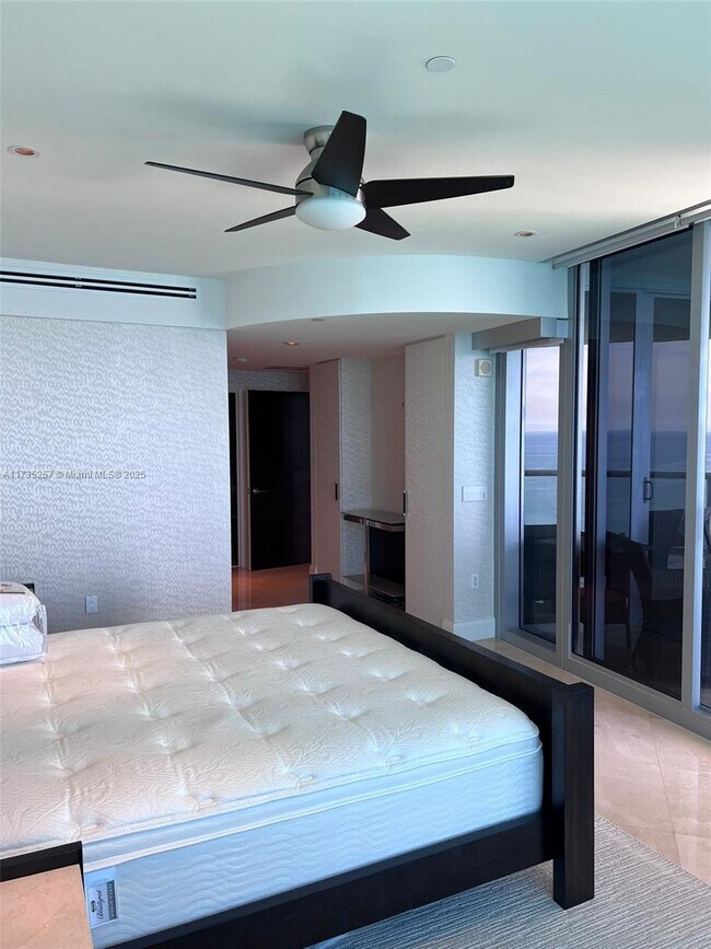 Foto del edificio - 17121 Collins Ave