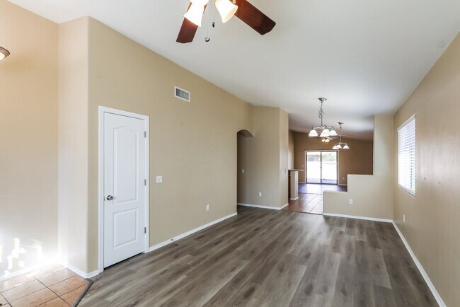 Foto del edificio - 7016 W Dupont Way