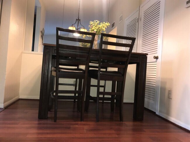 Foto del edificio - 2323 Fairwind Rd