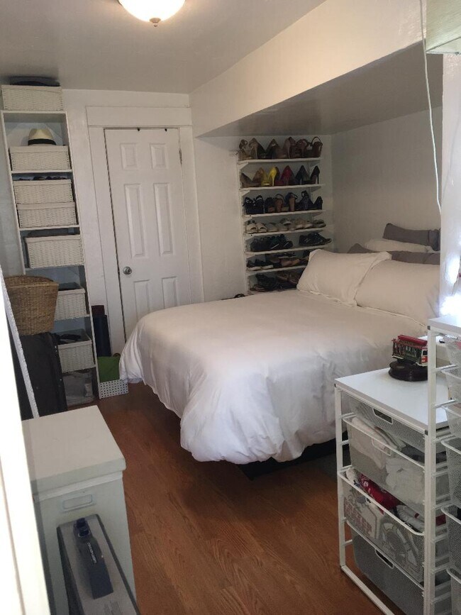 Bedroom with queen bed - 1346 Bayview Dr