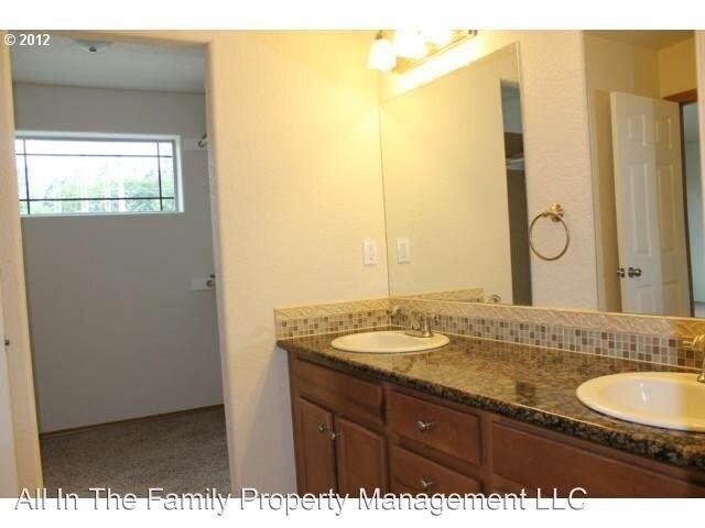 Building Photo - 4 br, 2.5 bath House - 14470 SE Marci Way