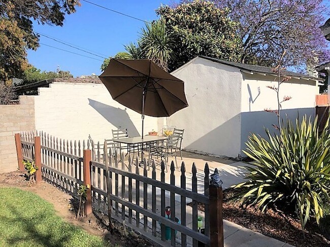 Building Photo - East Cook Bungalows