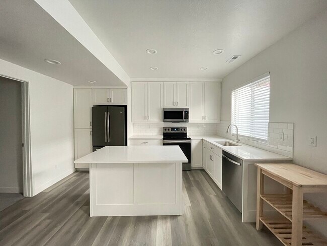 Full Kitchen - 4265 S Steele Creek Ct Townhome